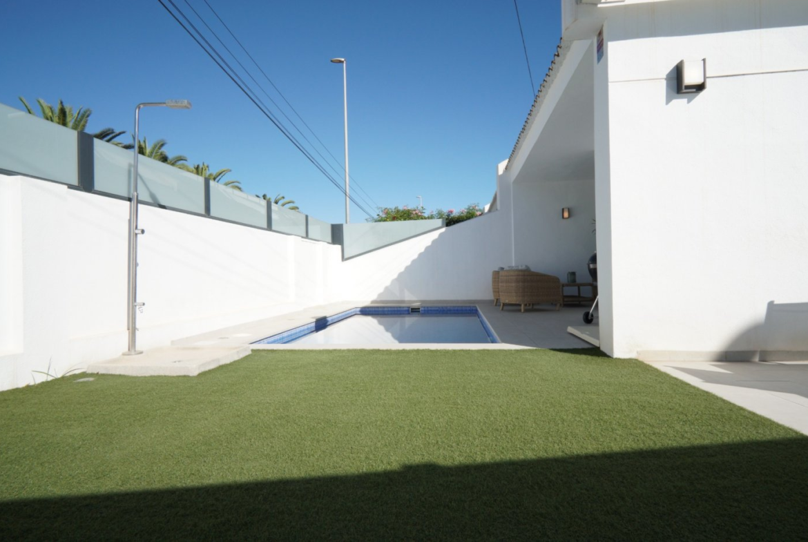 4 Dom z prywatnym basenem w Torre de la Horadada